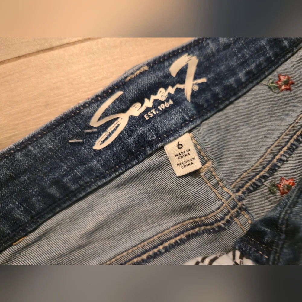 Seven7 Embroidered Denim Shorts Size 6